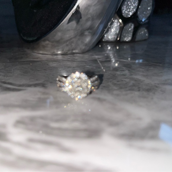 Elegant Silver and Diamond Ring - Picture 1 of 9